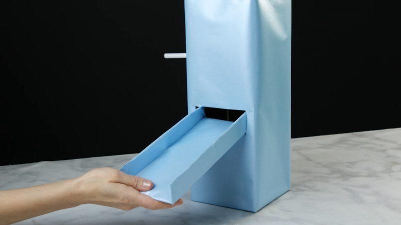 用纸板制作一个斜面,使其适合容器正面的插槽.